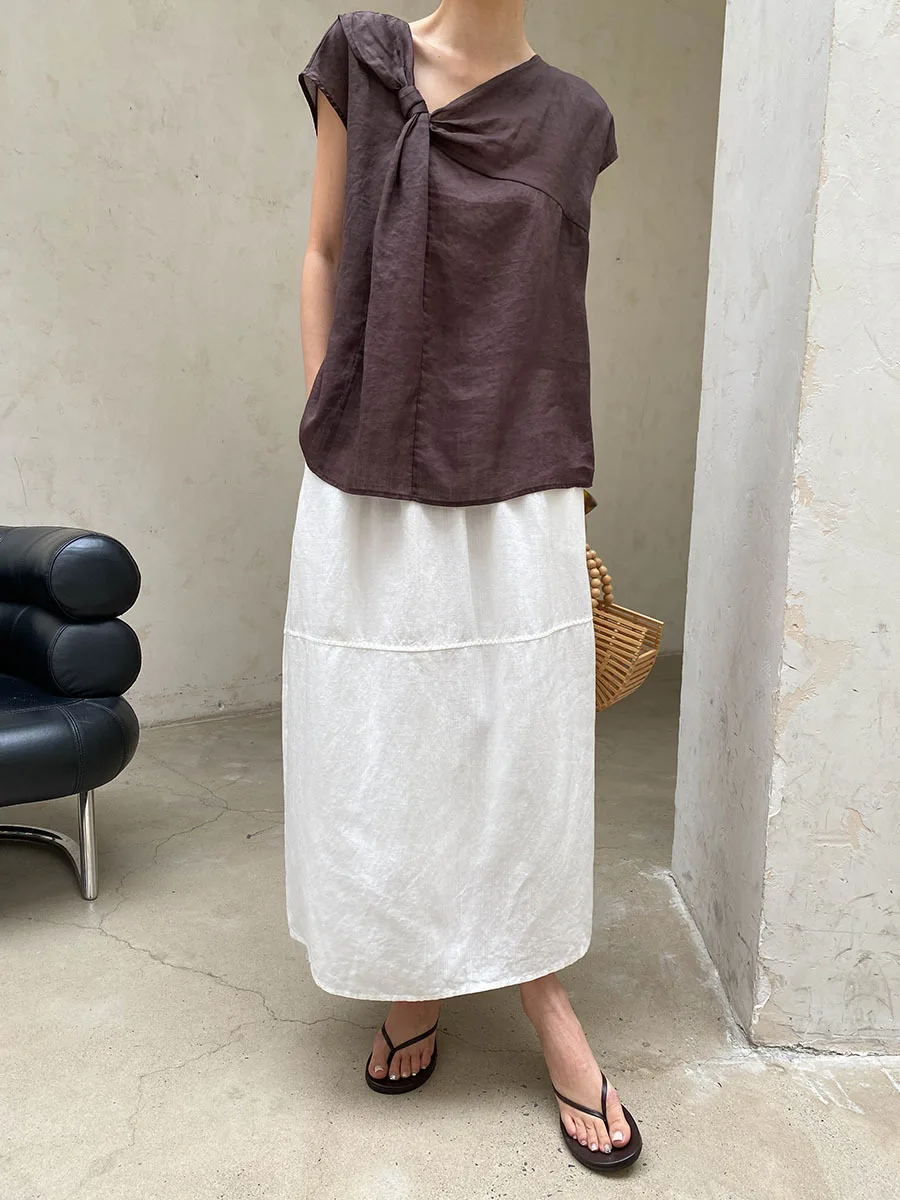 Sommerliches Damen-Shirt in unregelmäßiger, einfarbiger Ausführung mit gedrehten, lockeren und schmal geschnittenen Ärmeln. – Detail 14