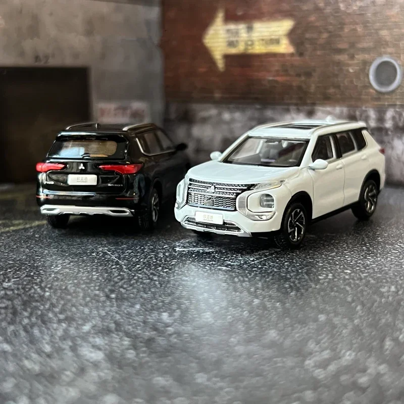 1/64 Mitsubishis Outlander SUV Alloy Car Model Diecasts Metal Toy Vehicles Car Model Miniature Scale Childrens Gifts Decorations