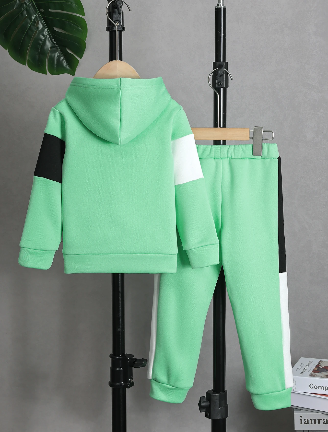 Boys' Casual Sporty Thickened Fleece Hoodie & Pants Set, Color Block Contrast Long Sleeve Hoodie + Patchwork Long Trousers 2PCS