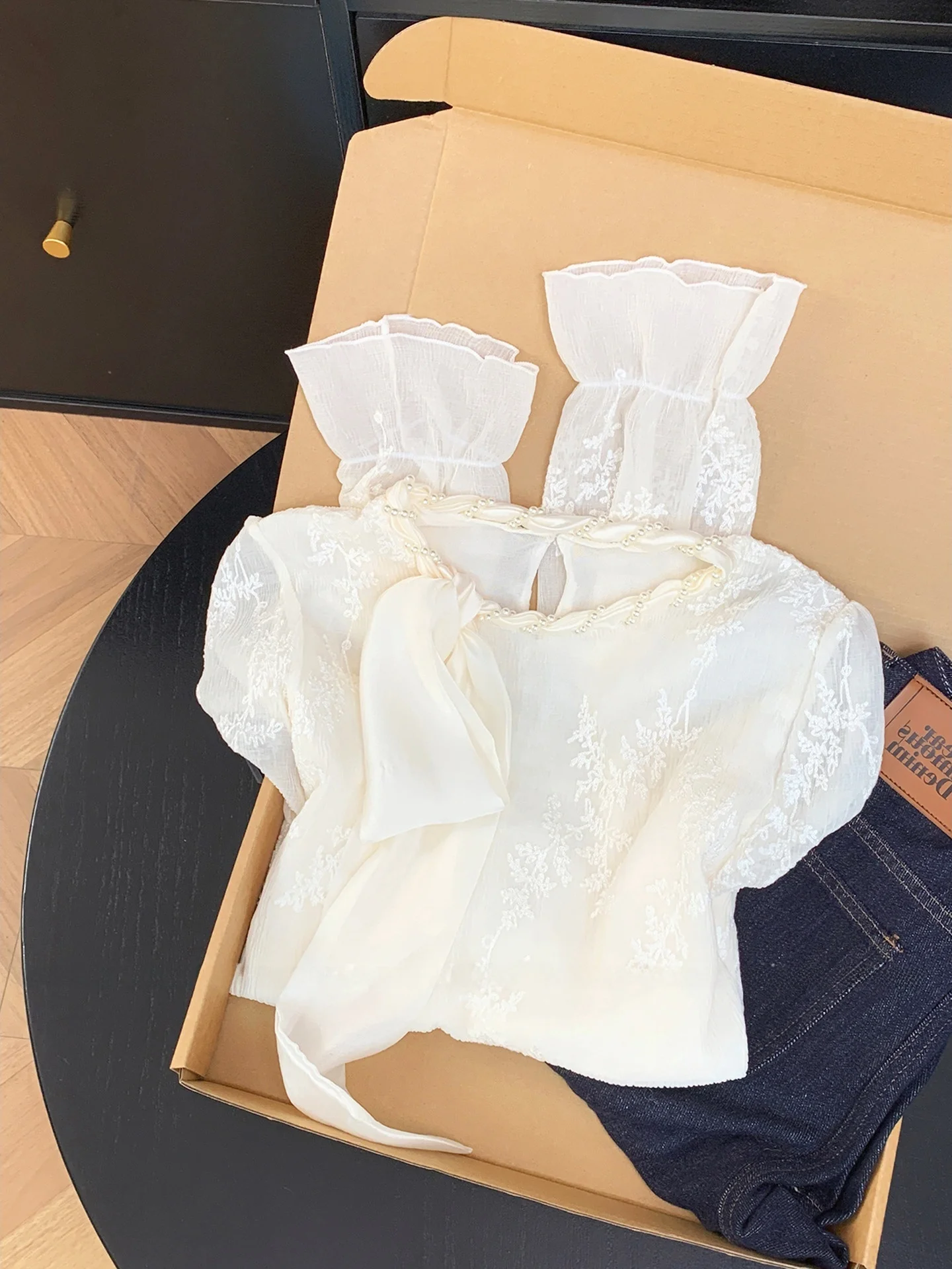 

Ele White Lace Hollow V-ne Bell Sve irt Women's High-end Lightweight Age-reducing Top Faionable Versatile Sle