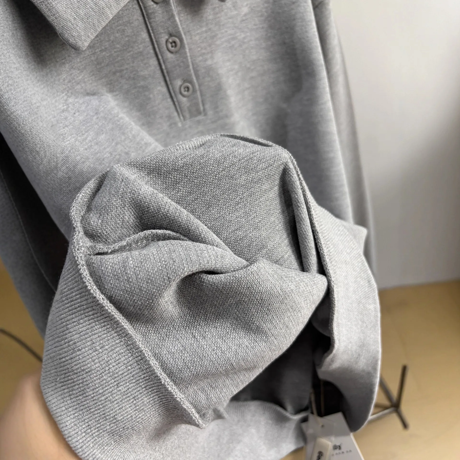 Bluza wkładana przez głowę z kołnierzykiem polo, zapinana na trzy guziki, luźna, wyszczuplająca, bawełniana, w kolorach: czarny, szary, granatowy, idealna na wiosnę i jesień.