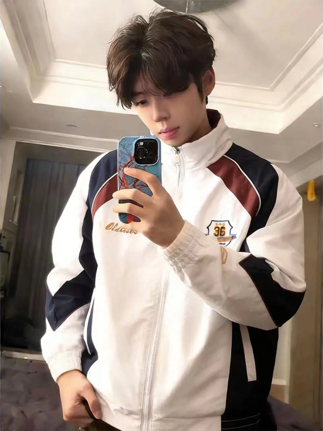 

Мужская зимняя теплая куртка из утолщенного хлопка с контрастными вставками, воротником-стойкой и вышивкой в стиле американского стритстайла