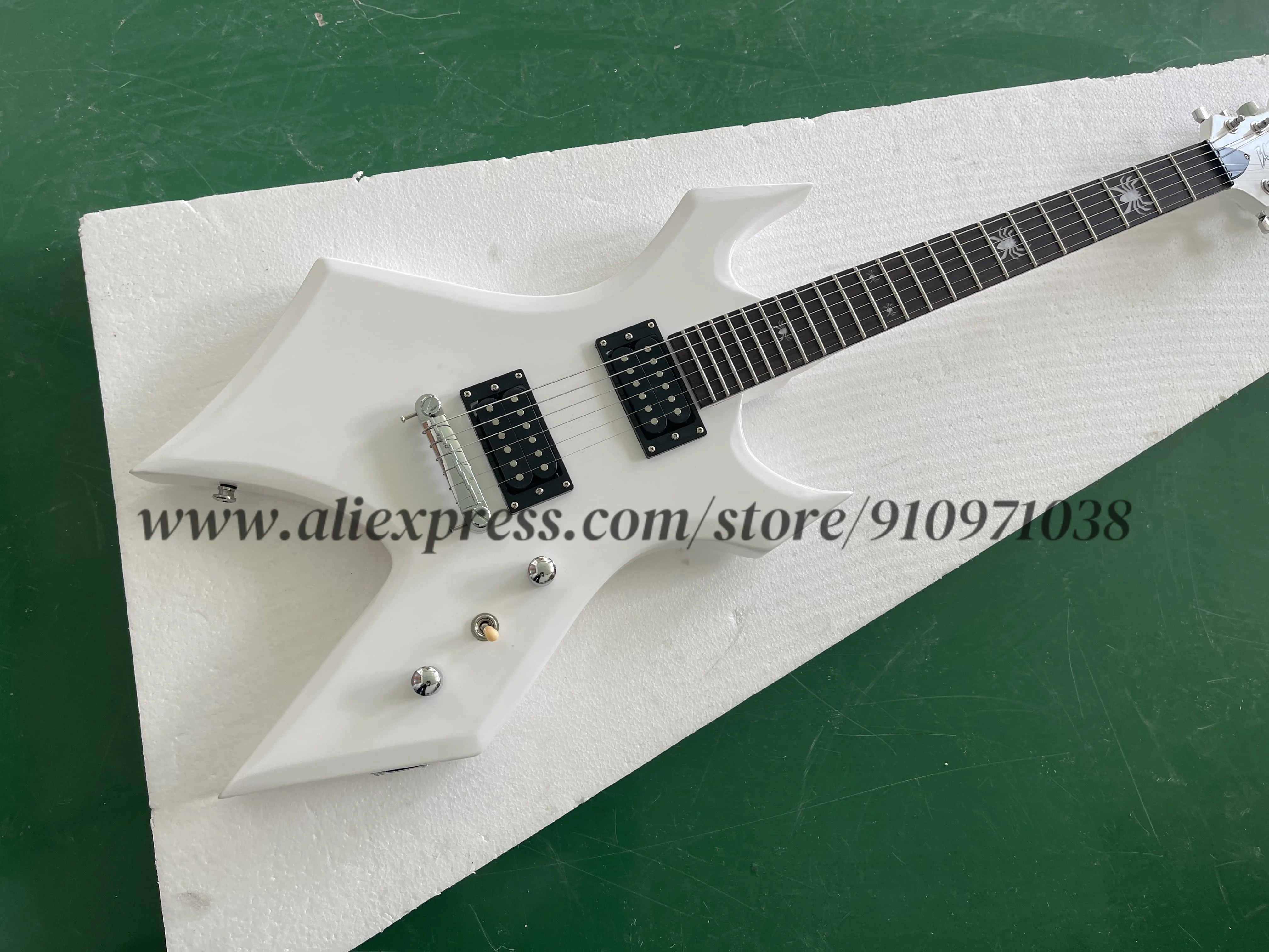 

Classic white spider guitar, HH pickup, fixed bridge, rosewood fingerboard spider inlay, chrome hardware, factory custom