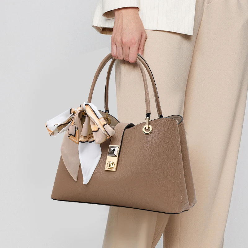 

Кожаная сумка Aidrani Tan: шарф - подвеска-бантик, золото - изысканная фурнитура