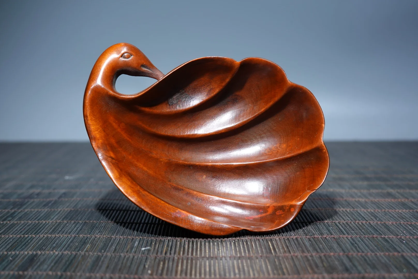 

Chinese old collection boxwood pen wash swan carving elegant desk decoration