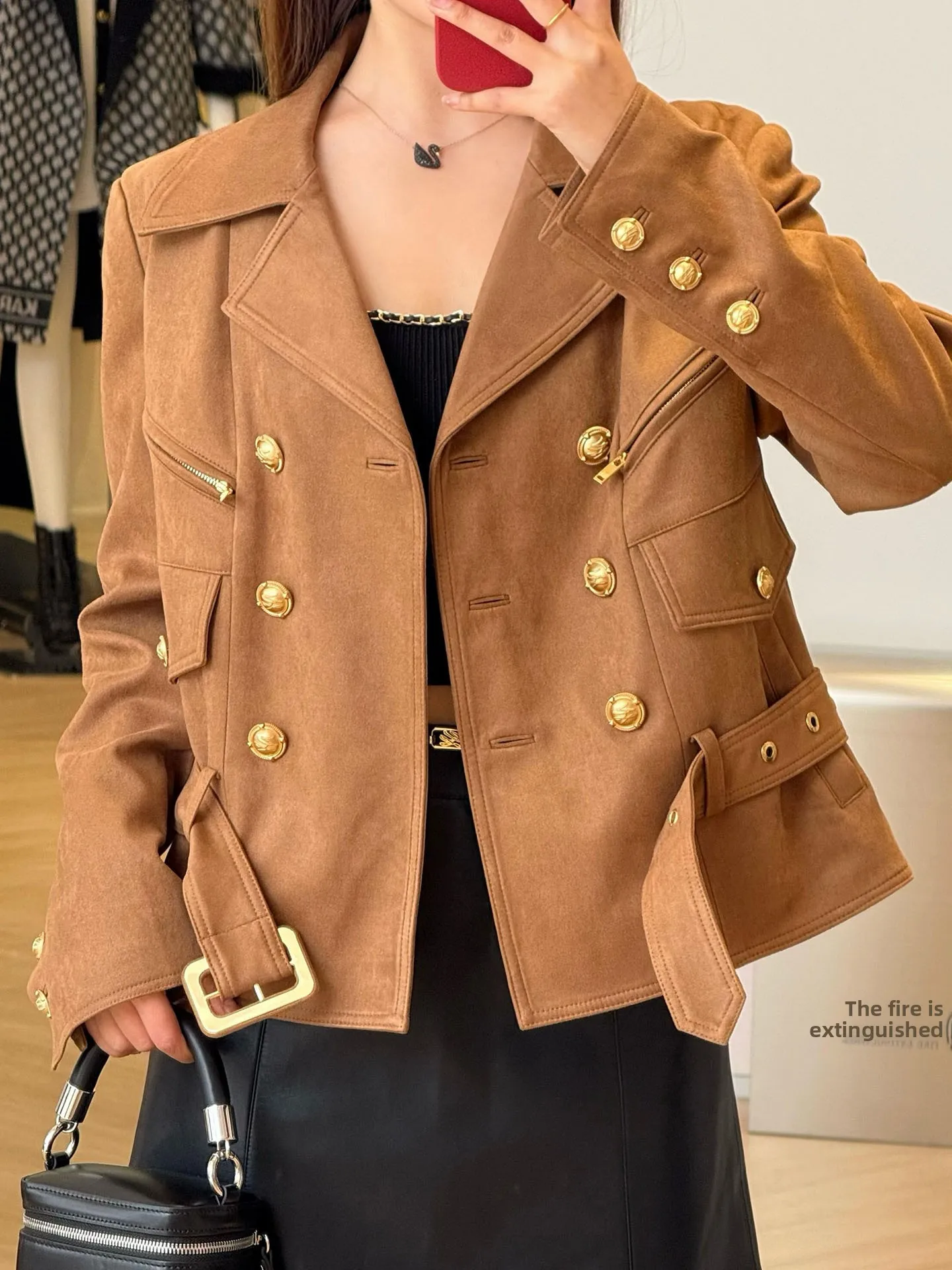 

Ретро-пальто женское укороченное с поясом, воротником-стойкой и двубортной застежкой, коричневая кожаная куртка, модный образ Весна 2026