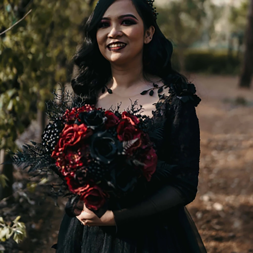 Vestido de novia gótico negro con flores bordadas en 3D, manga larga, corte bajo, encaje Floral, vestidos de novia con tren