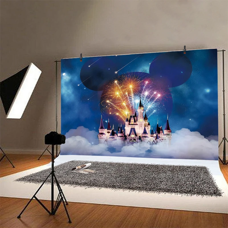 Fondo de Mickey Mouse con temática de Castillo de Disney para niños, telón de fondo con diseño de fuegos artificiales y meteoritos, ideal para