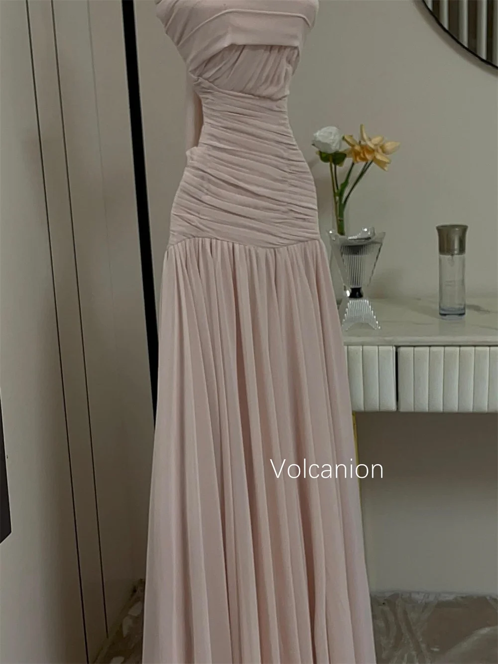 Sukienki na zamówienie: plisowane, szyfonowe, w stylu pastorałnym, o kroju litery A, bez ramiączek, długie, na specjalne okazje, na powrót do domu, klasyczne, wysokiej jakości.