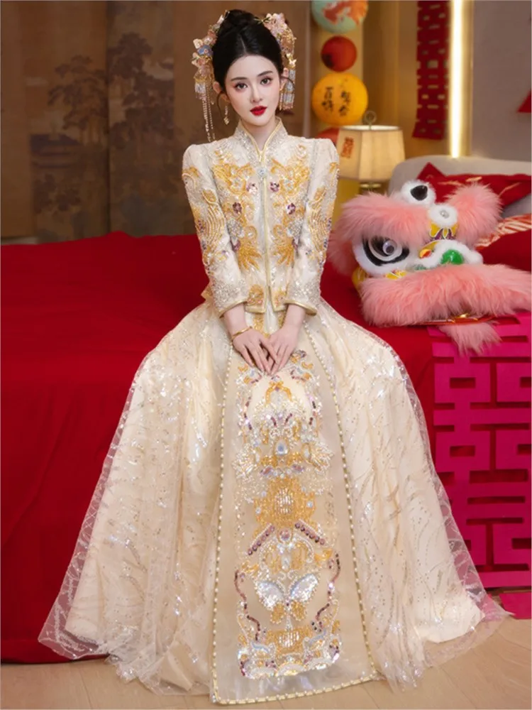 

Light-colored and thin champagne-colored Chinese-style gauze toasting attire with a golden feel