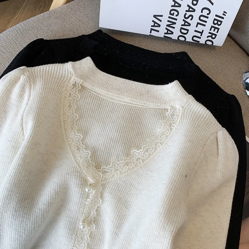 2025 Abbigliamento primaverile Hallow Out Design con scollo a V lavorato a maglia in stile occidentale Nuovo pizzo con giunture Fondo Camicia Top maglione per le donne