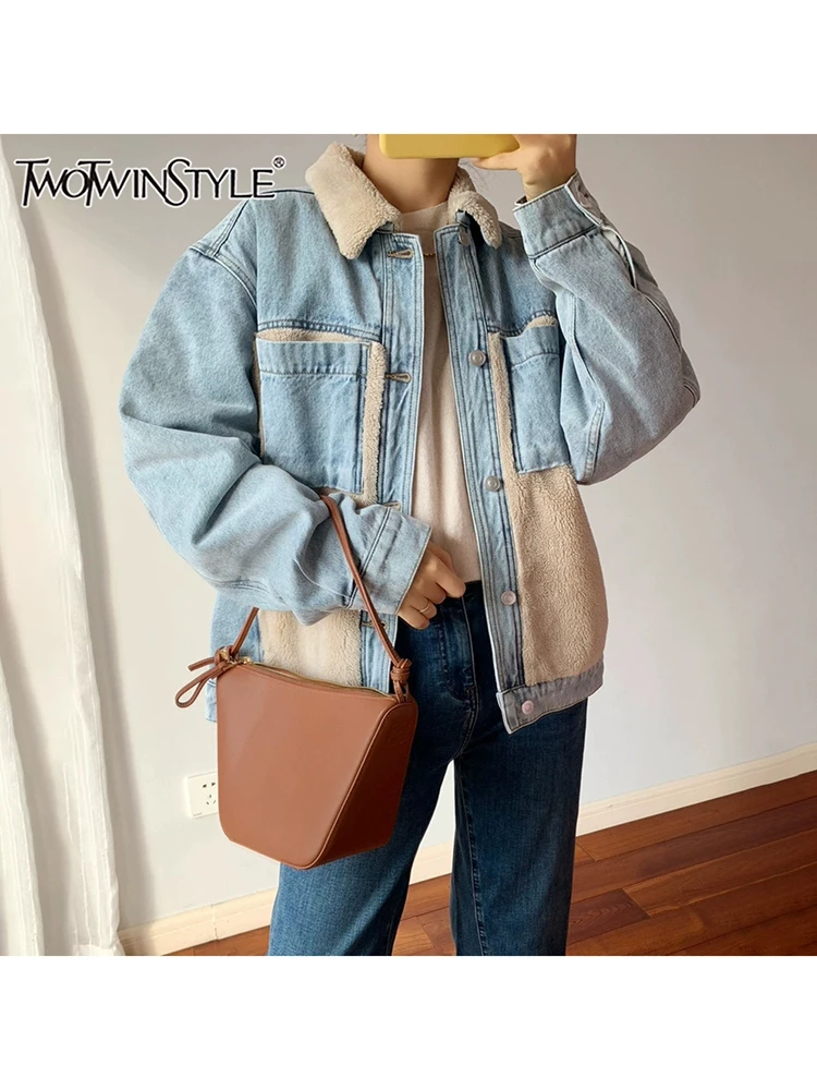 

TWOTWINSTYLE хитовый цвет уличная одежда джинсовое пальто для женщин с лацканами и длинными рукавами в стиле пэчворк на пуговицах темпераментное пальто женская мода осень