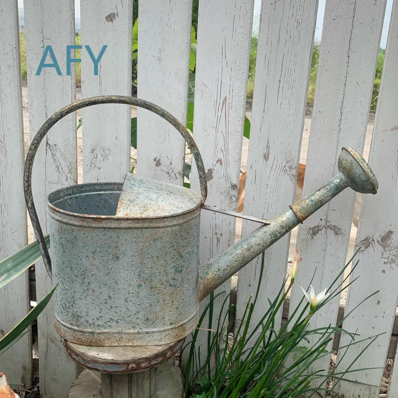 Vintage Rustic Farm Charm Metal Garden Decorative Water Can for Outdoor Patio Yard Lawn Decor Farmhouse Style Home Garden