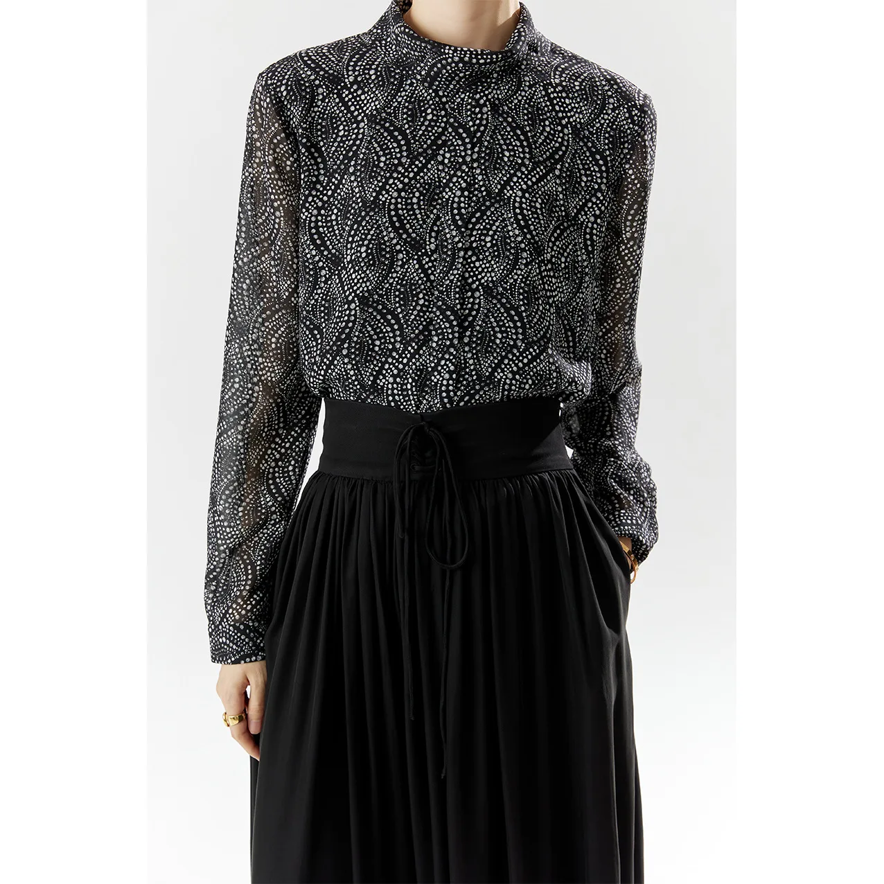 

Новая женская блузка Hangzhou Novotel Clothing 2025: летняя, с воротником, длинным рукавом, черным принтом, модная, из смесового полиэстера