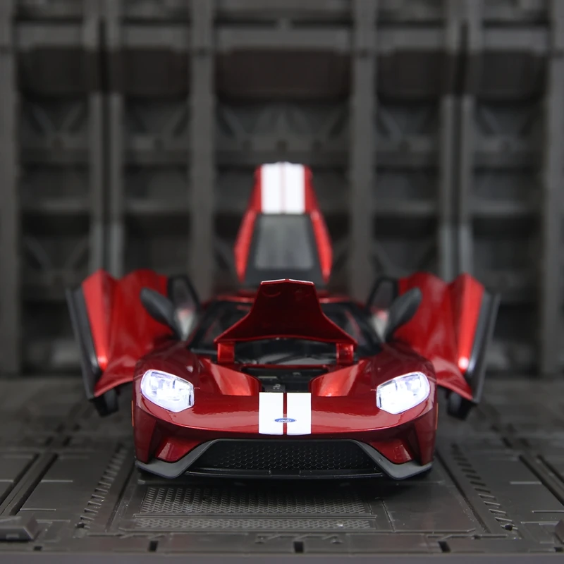 Model superauta Ford GT ze stopu metalu w skali 1:24, z otwieranymi drzwiami, maską silnika i bagażnikiem, z funkcjami dźwiękowymi i świetlnymi.