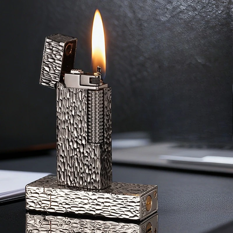 

Необычно высококачественный метеоритный кратер, пятисторонний резной рычаг зажигалки, открытая крышка, шлифовальный круг, боковая скользящая зажигалка