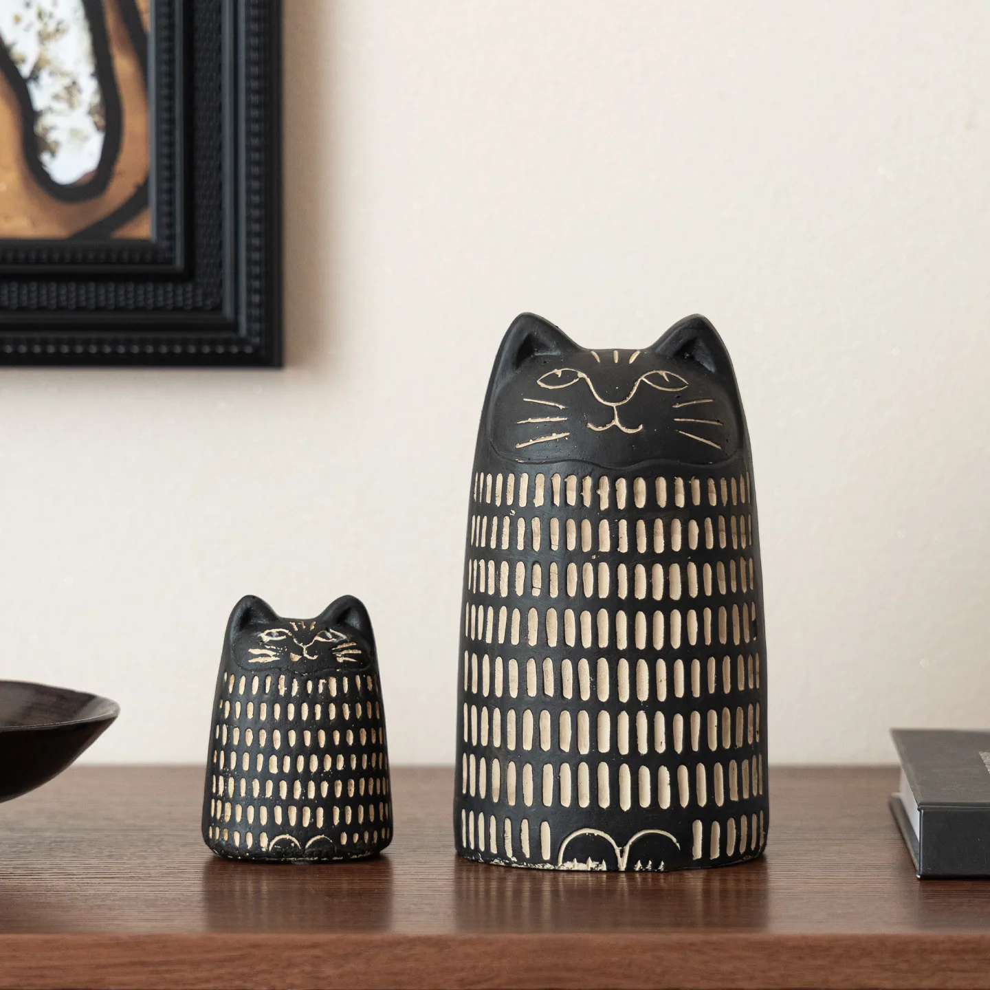 Retro Black Cat Figurine Striped Texture Resin Statue Hand Carved Style Animal Ornament for Living Room Desktop Home Decor