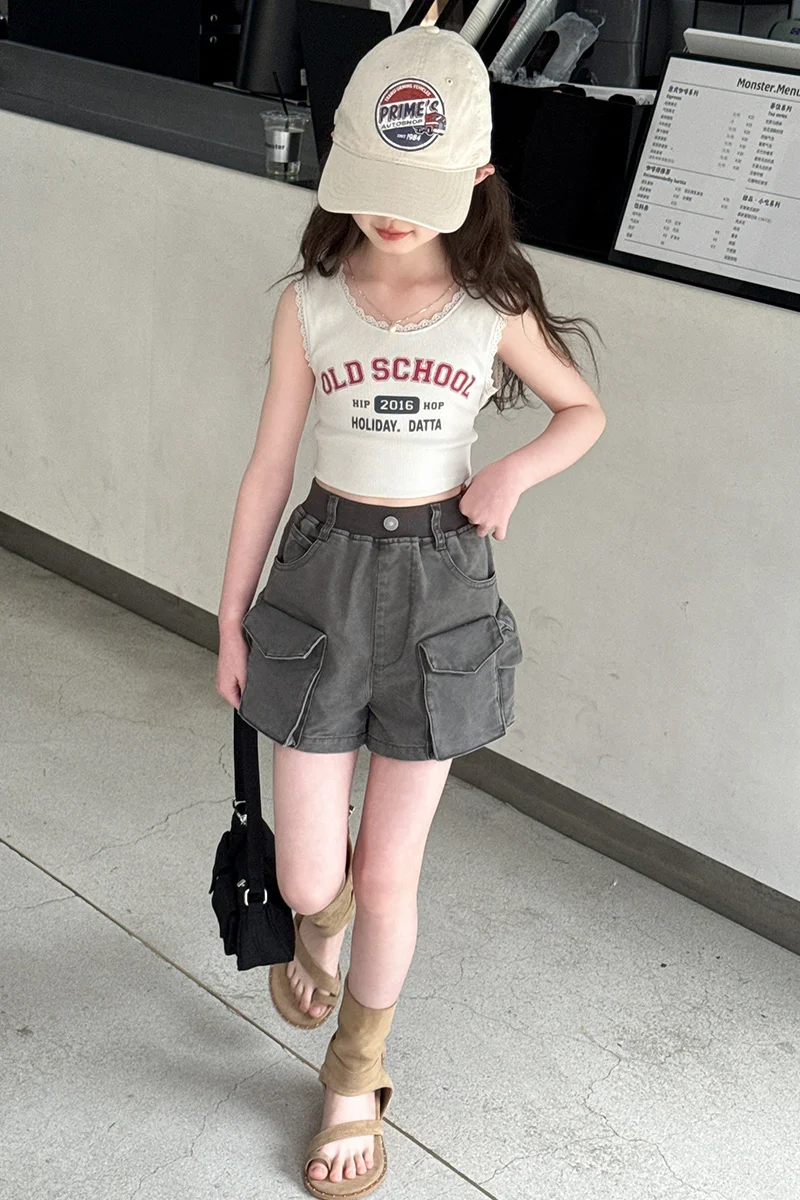 Kinderkleidung: Coole Mädchen-Sommer-Vintage-Tanktops mit Buchstabenprint und graue Cargo-Denim-Shorts – Modische Streetwear 2026 – Detail 10