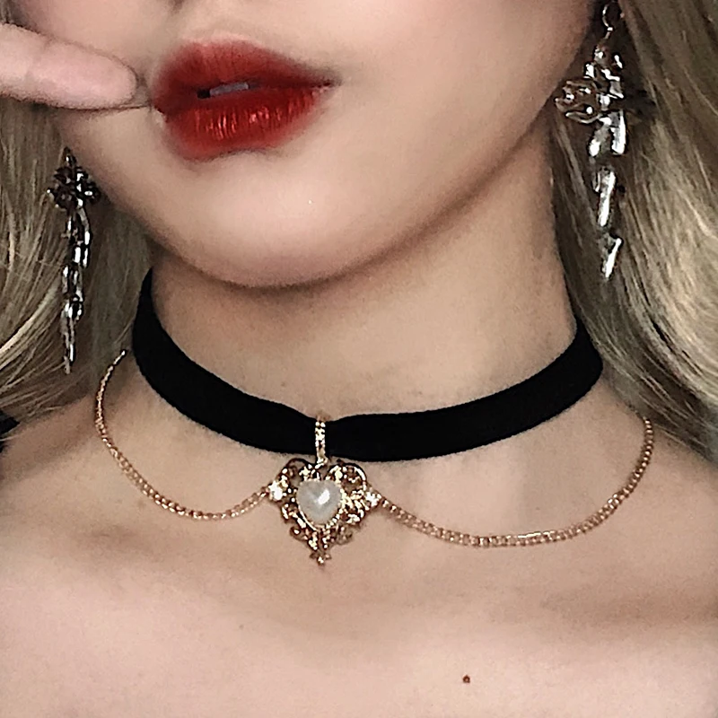 ^1PC Vintage Velvet Black Choker Love Heart Pendant Necklace For Women Girls Gifts.