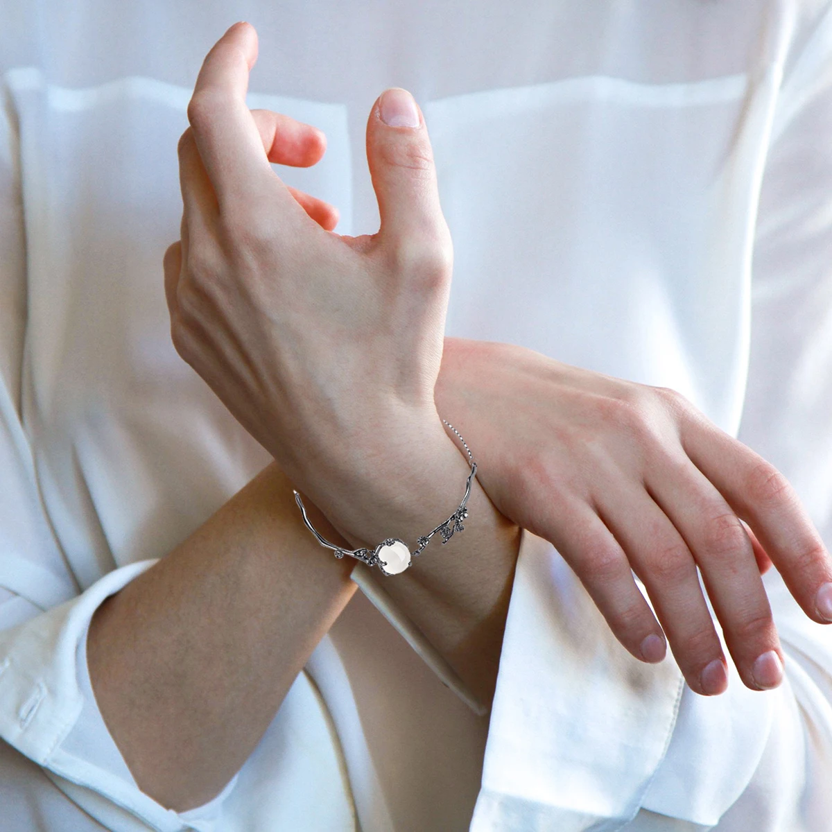 

Silver Bracelet Flower Design White Agate Lightweight Comfortable Adjustable Size Perfect Gift For Women Ladies