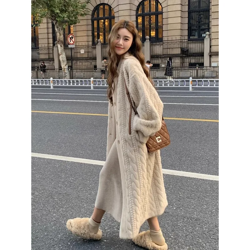 Nowa kurtka swetrowa damska na zimę 2025, połączenie futra i pluszu, swobodny i stylowy długi płaszcz w jednolitym kolorze.