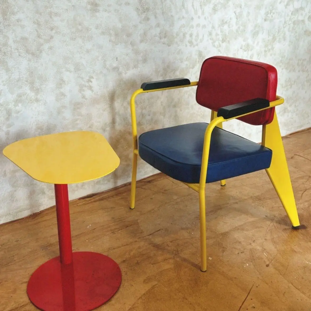 A minimalist home backrest chair with a retro internet celebrity sense of luxury