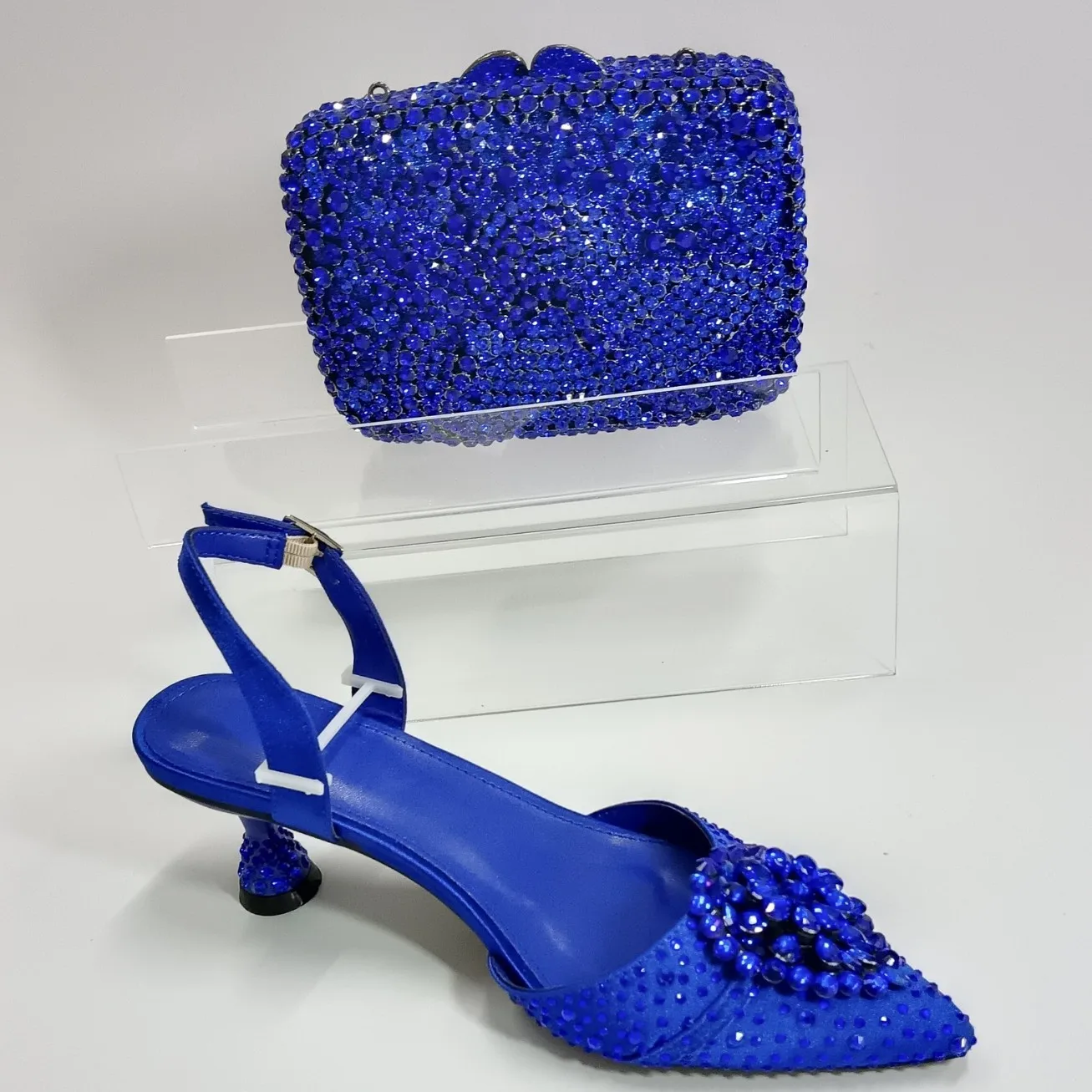 

Синий цвет, босоножки и сумки на каблуке со стразами, модельные туфли с закрытым носком, босоножки на шпильке, вечерние туфли с драгоценными камнями, клатч