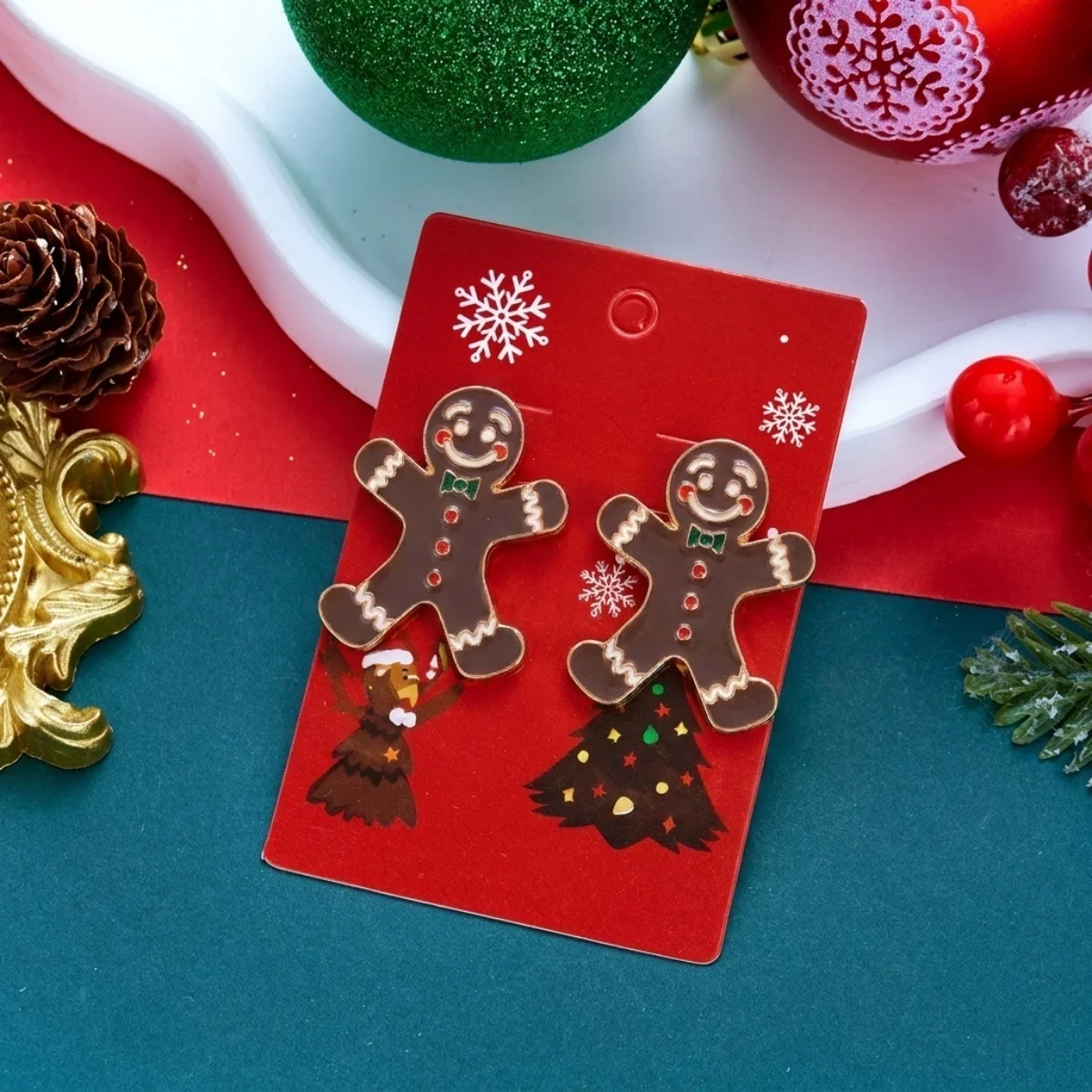 Lustige Ohrstecker mit simulierten Perlen und Weihnachts-Lebkuchenmann-Motiv für Damen, kreative Acryl-Ohrringe mit winkenden Lebkuchen-Männchen, Schmuck – Detail 30