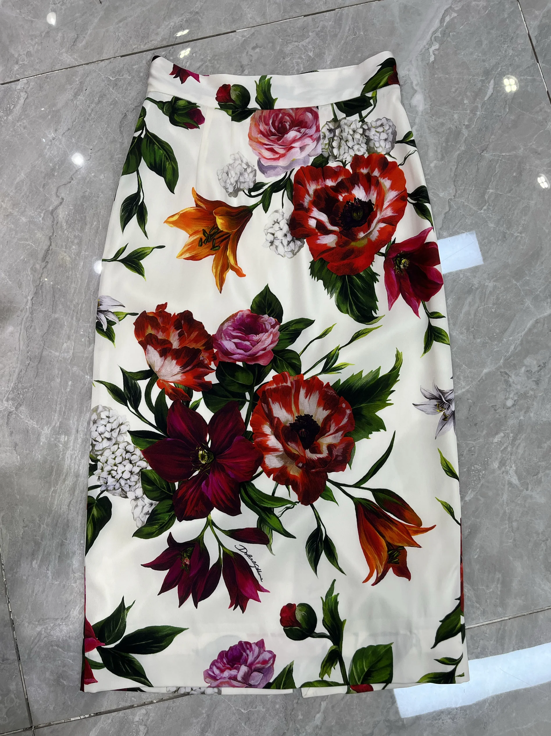 고품질 실크 미디 스커트 블랙 화이트 밴드 큰 빨간 꽃 디자인 9 모미 진짜 실크 패셔너블 스트리트 스타일 스커트