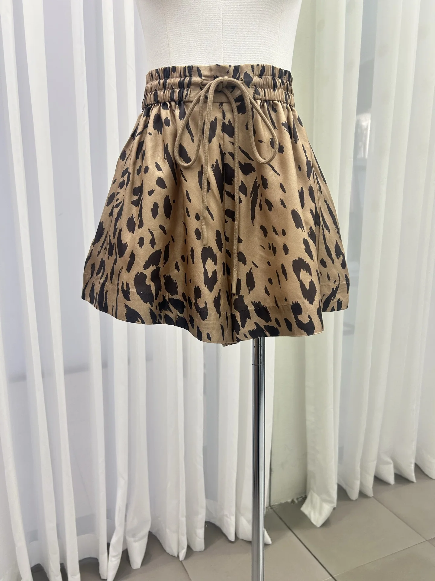 Set da 2 pezzi da donna con stampa leopardata Camicia con maniche a lanterna con colletto con decorazione floreale 3D + pantaloncini in vita elastica Abito vintage in seta 100%