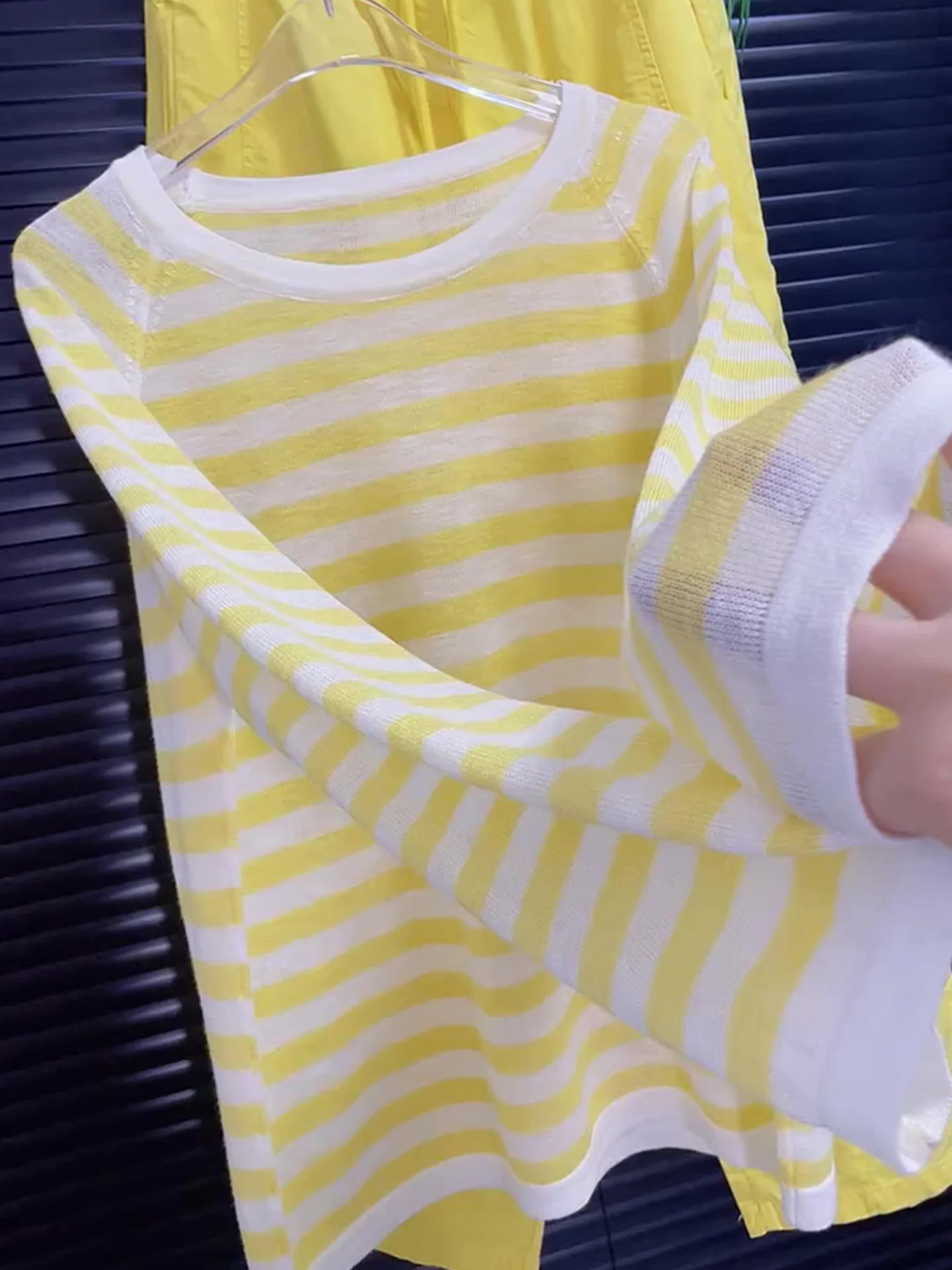 

Dopne Inducing Lazy Feel Long Sve Вязаный топ Летний утягивающий ледяной шелковый полосатый накидка на плечо Прямой крой Корейский S...