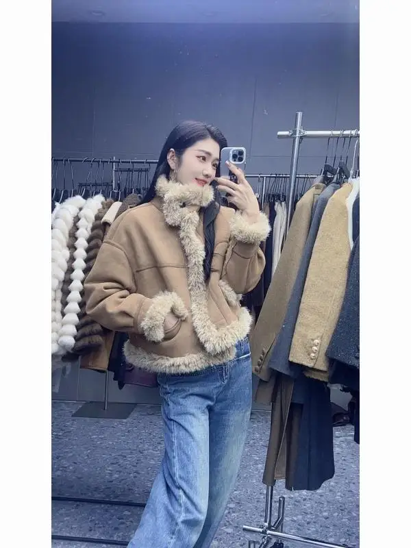 Jaqueta Feminina com Design Exclusivo de Recortes, Moda Primavera, Toque Premium, Algodão, Couro e Pele Integrados, Estilo Urbano Moderno, Casual com Gola Alta