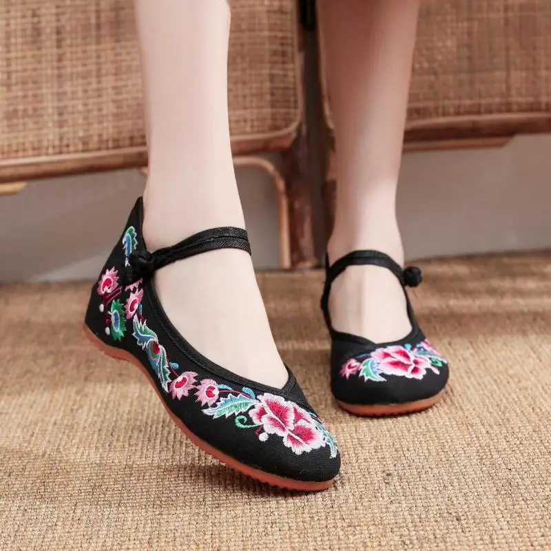 Size 35-41 Ethnic Style Shallow Mouth Low Heel Vintage Embroidered Cloth Shoes Canvas Women Shoes Flats Chinese Hanfu Shoes