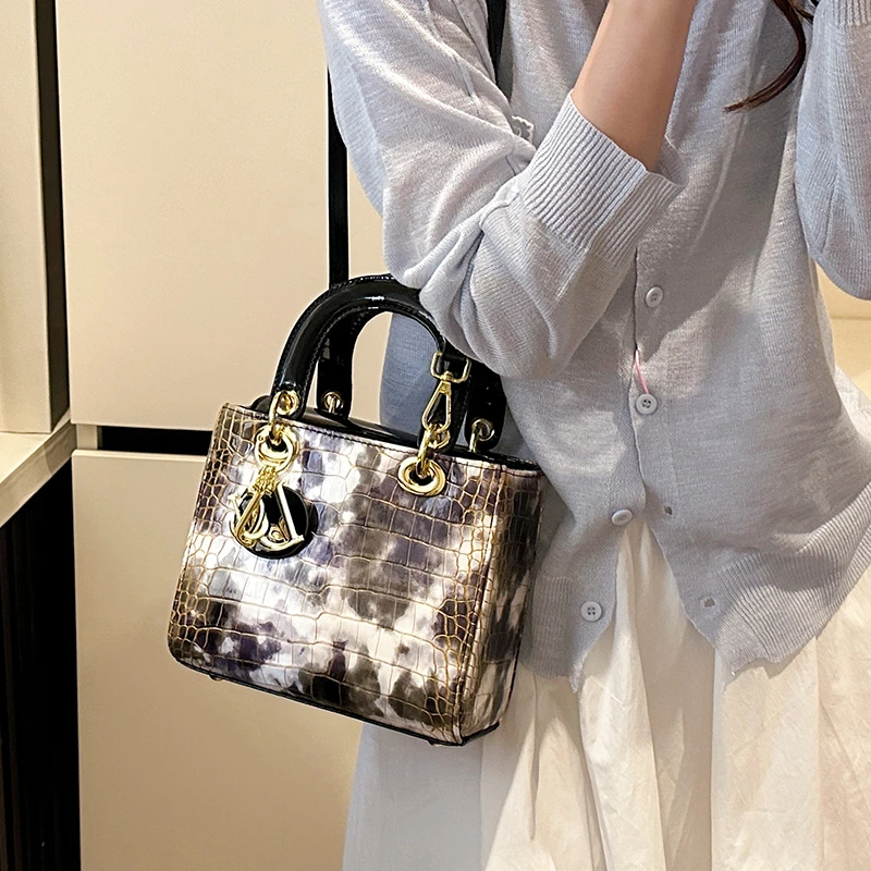 حقيبة يد صغيرة لطيفة للنساء، تصميم لطيف ومدمج، مادة ناعمة، سحاب للإغلاق، مثالية للخططات والتواريخ والحفلات الموسيقية، إكسسوار عصري