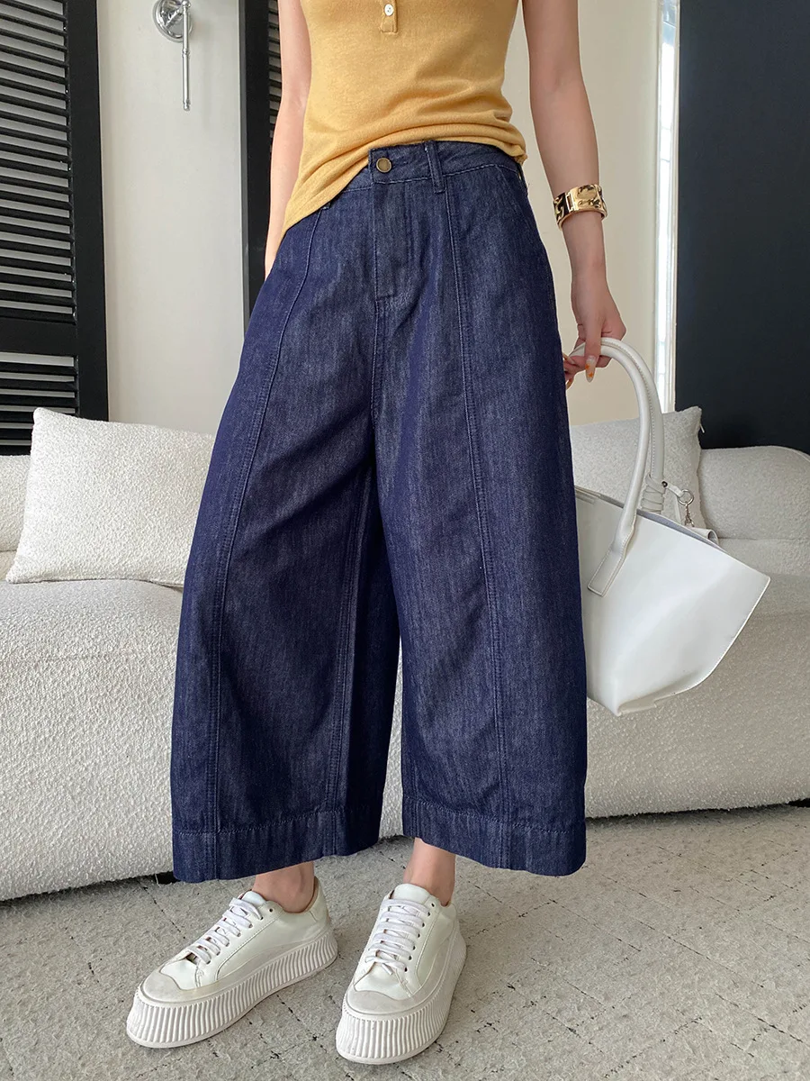 Sommerliche Damenjeans in unifarbenem Design mit hoher Taille, schlank machendem Schnitt und geradem, weitem Bein. – Detail 9