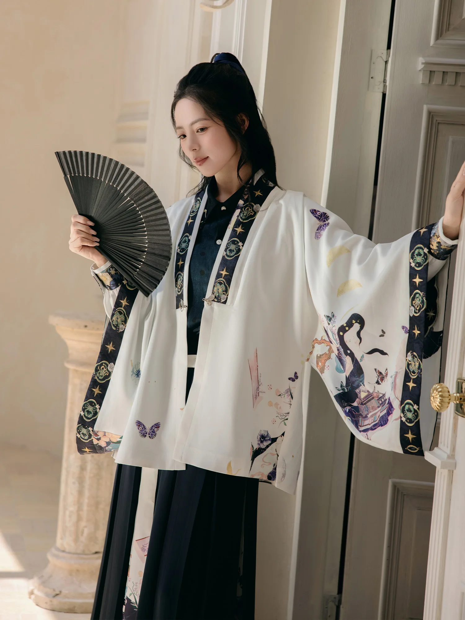 

Карнавальный костюм Ханьфу «Лунный свет»: комплект из атласной юбки и длинного плаща с золотой вышивкой и цветочным узором, традиционный китайский наряд для женщин