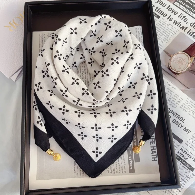 

Новый осенне-зимний шелковый шарф в корейском стиле с магнитной застежкой и маленькими золотыми шариками — элегантный, универсальный, согревающий и стильный.