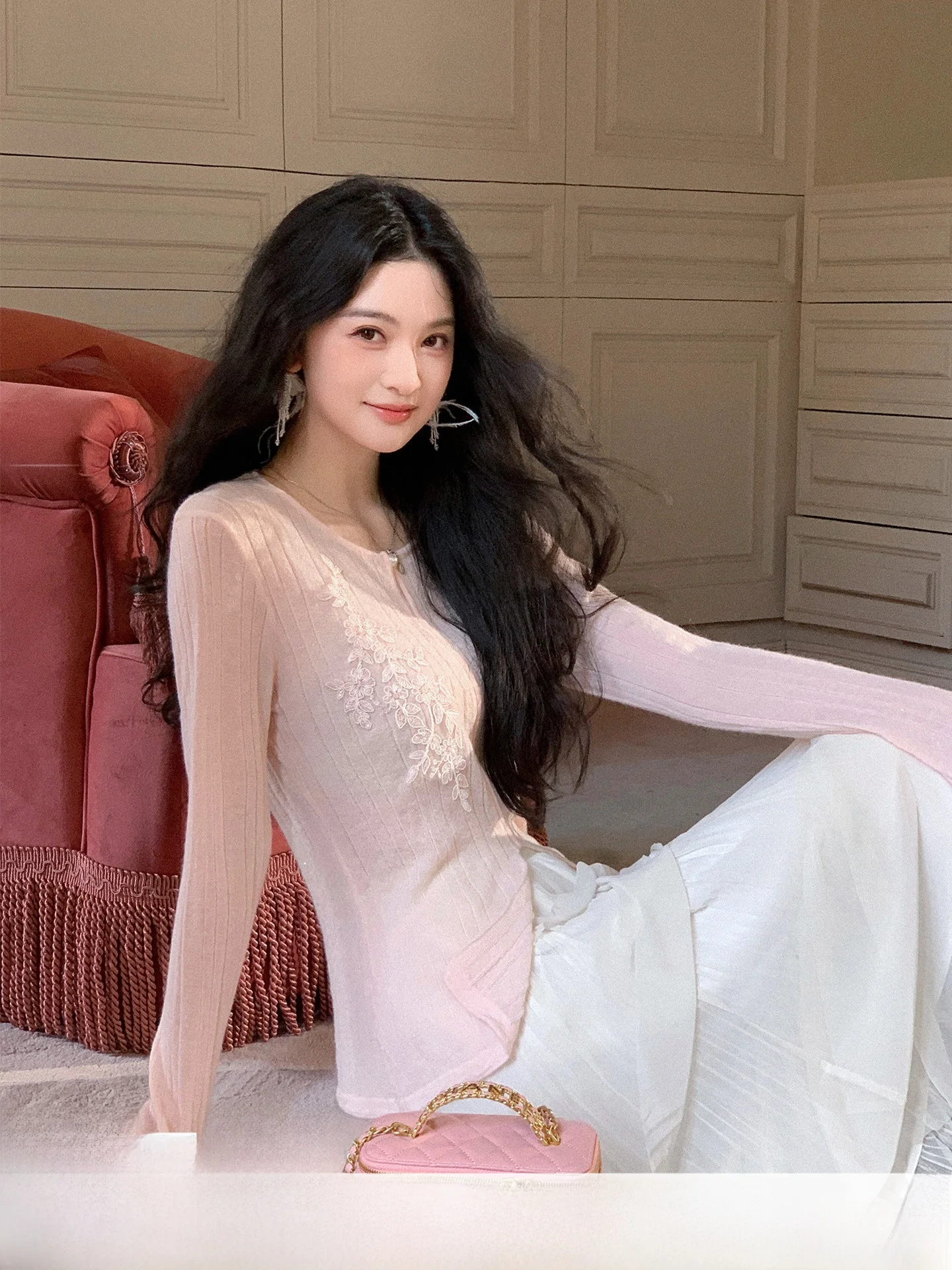 

Французский трикотажный топ с V-образным вырезом и кружевными вставками для женщин, облегающий, на раннюю осень, с дизайном «Мягкий цветок сливы» от Ele Aosphere