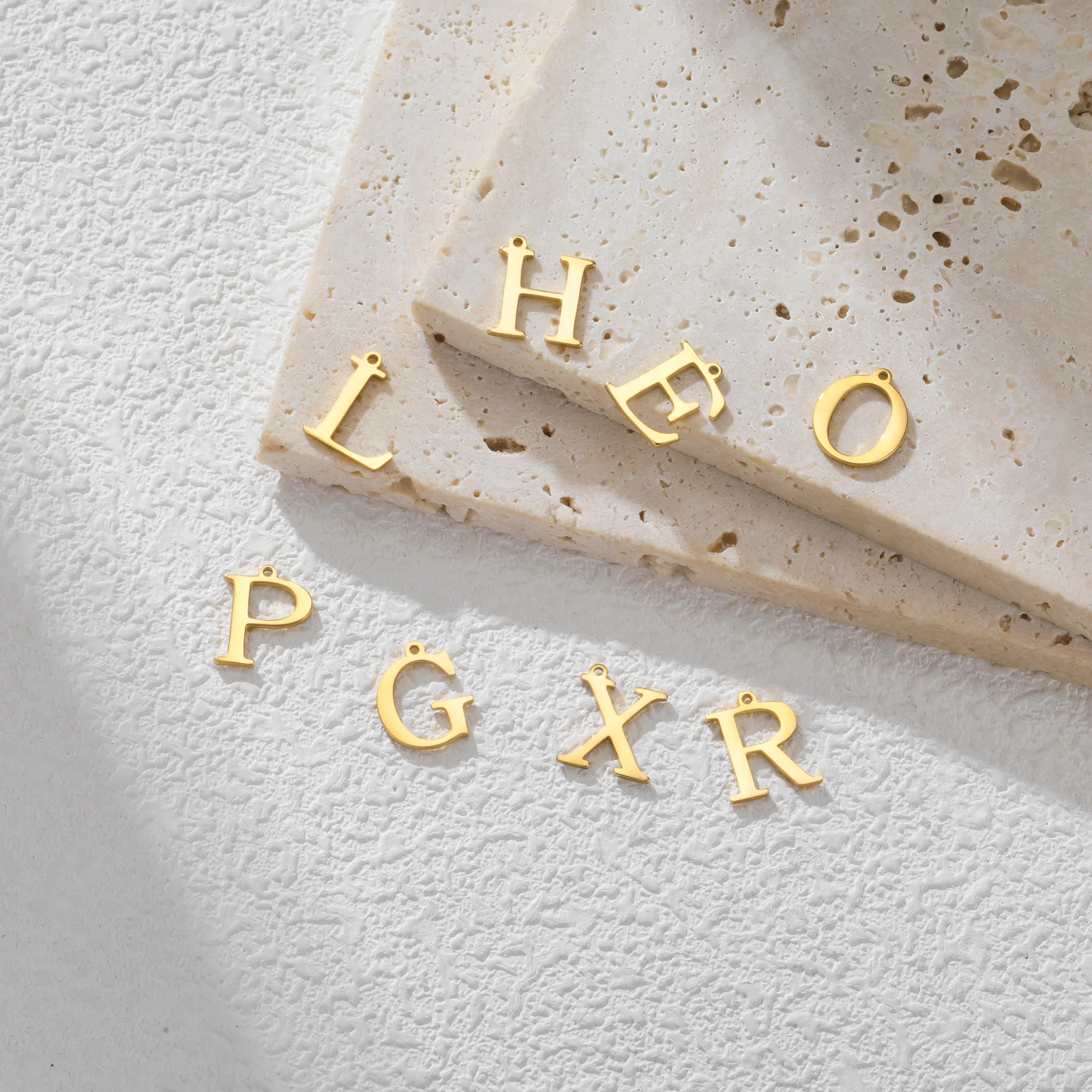 Skyrim 5 Stück/Set A-Z Initialen-Buchstaben-Anhänger aus Edelstahl in Goldfarbe, DIY-Alphabet-Anhänger für Halsketten, Armbänder und Schmuckherstellung – Detail 5