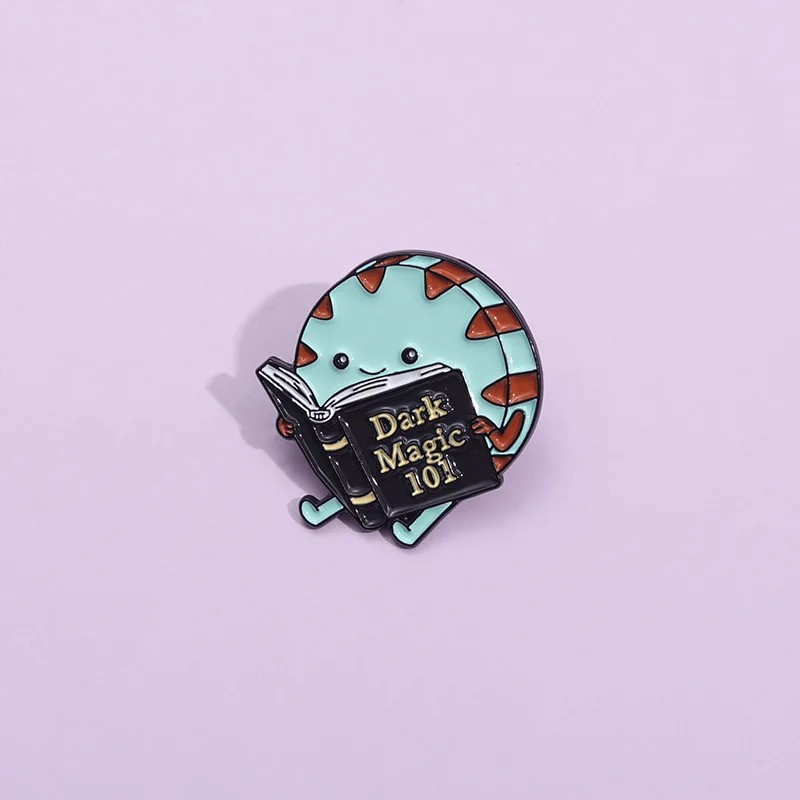 Broche émaillée de dessin animé Sorcière Sorcier Monstre Mignon Liseur de Livre Meme pour Sac à Dos Vêtements Bijoux Cadeau