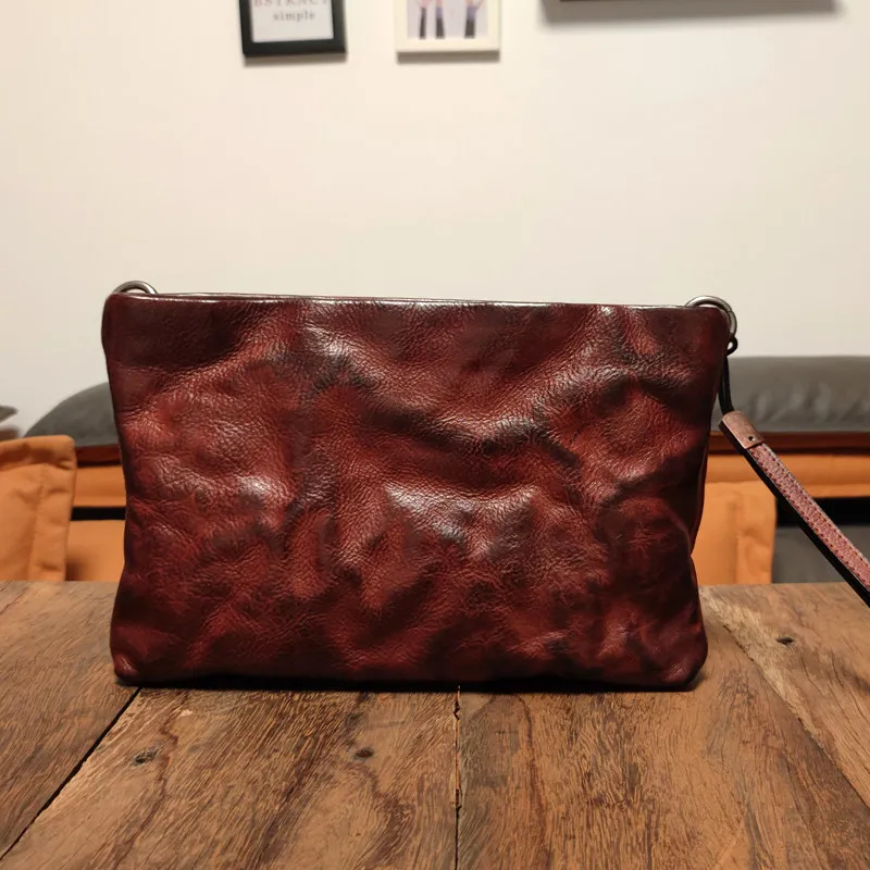 

Сумка-мессенджер из натуральной кожи растительного дубления, большая вместимость, мягкая, из первого слоя воловьей кожи.