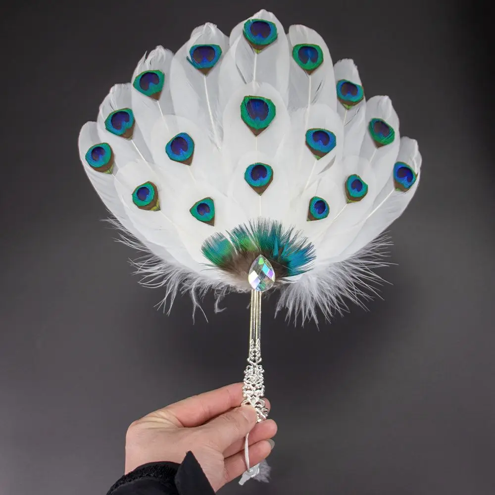 

Веер с павлиньими перьями Cheongsam Show Live Performance Складной веер с перьями Лолиты Готический танец Ручной веер Украшение для свадебной вечеринки