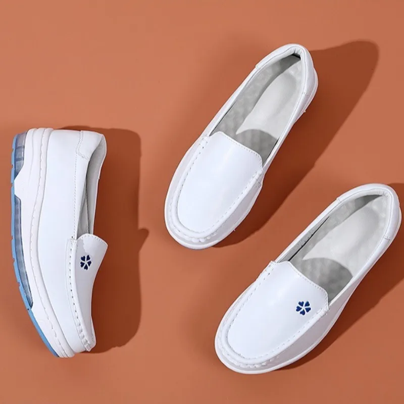 Sapatos de enfermagem com almofada de ar de couro com sola macia respirável à prova de odor antiderrapante fundo plano sapatos médicos brancos