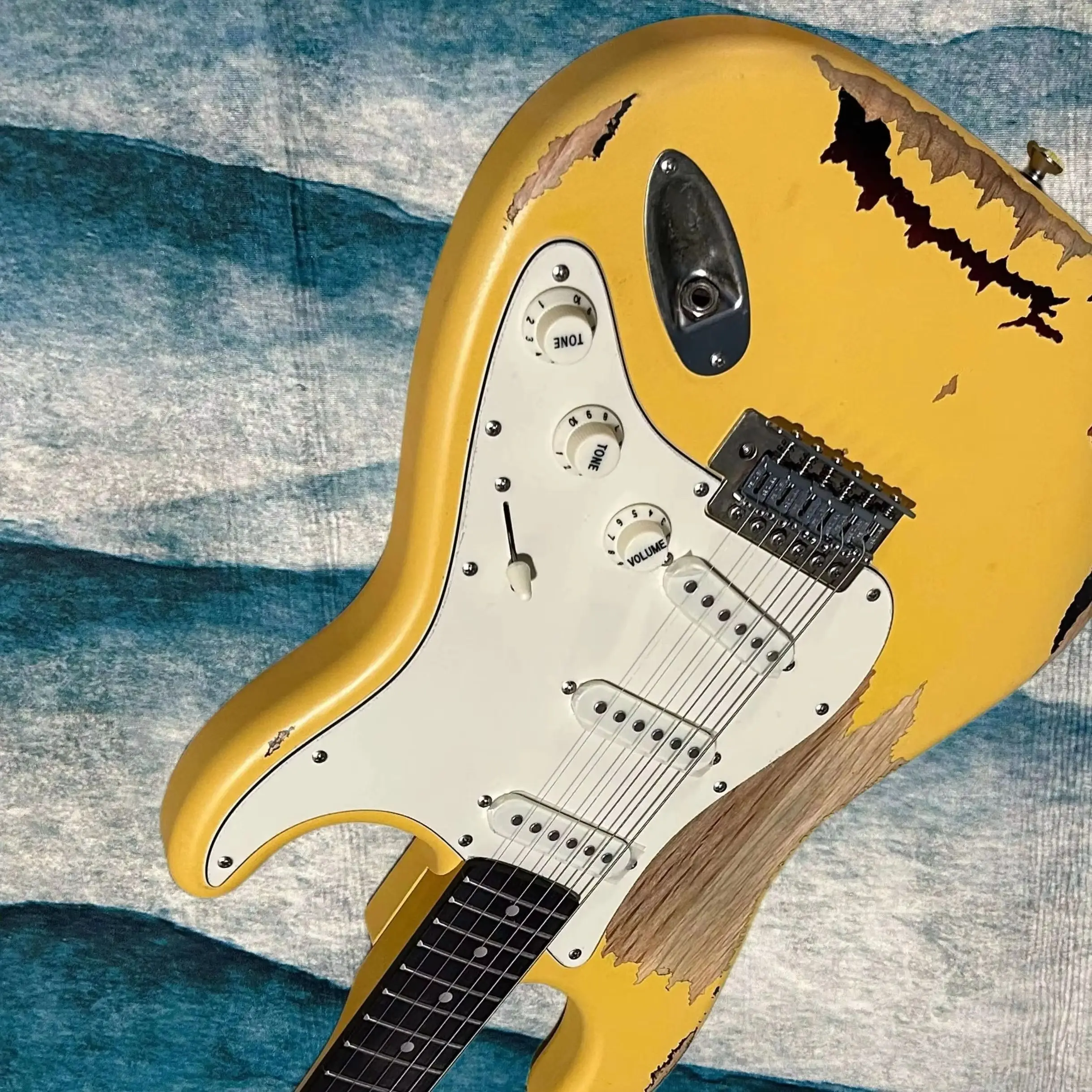 

Hot Sale Aged Electric Guitars Alder Body Yellow&Vintage Sunburst Color Rosewood Fretboard