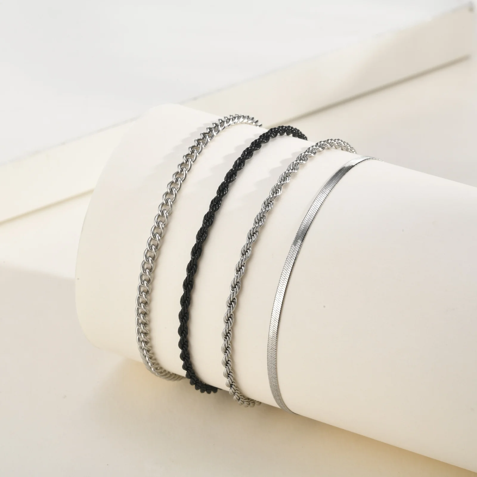 4-teiliges Hip-Hop-Armband-Set für Herren, Edelstahl in Silber, Gold und Schwarz, Gedrehte Seilkette, Trendige Kubanische Gliederketten als Geschenk – Detail 3
