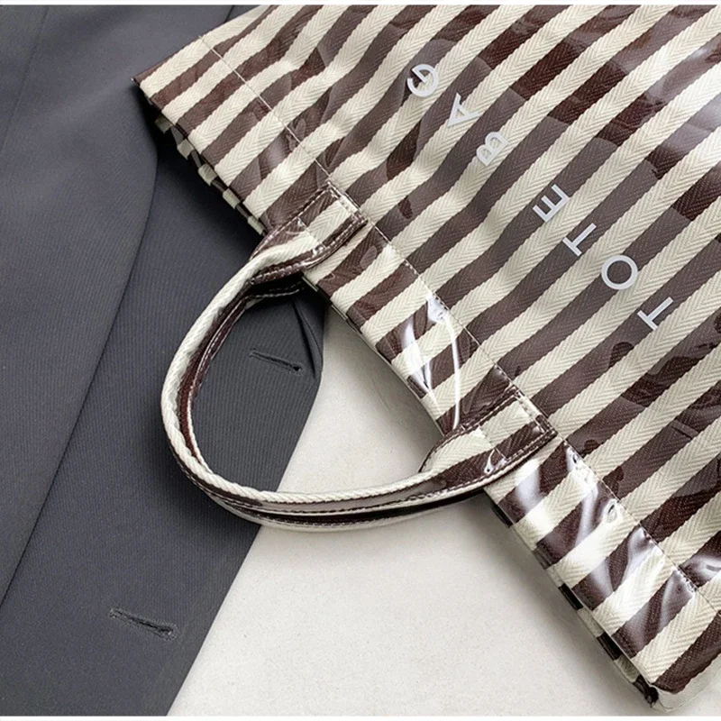 PVC-Tragetasche, wasserdichte modische Damen-Umhängetasche mit vertikalen Streifen, große Arbeitstasche mit Henkel, Shopper-Tasche – Detail 5