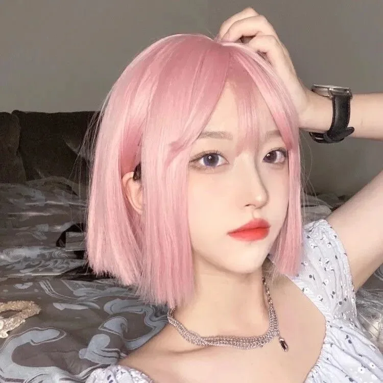 Różowa bielona barwiona syntetyczna peruka z krótkimi włosami dla kobiet Masquerade naturalne grzywki Bob imitacja peruki krótkiej akcesoria Cosplay