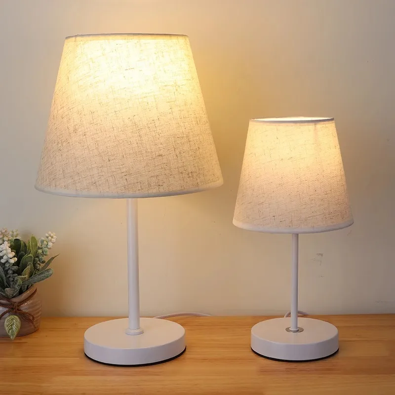 Lámpara de noche moderna para dormitorio nórdico, estilo ins de alto sentido, luz para niña, lámpara de escritorio decorativa retro simple de lujo transfronteriza