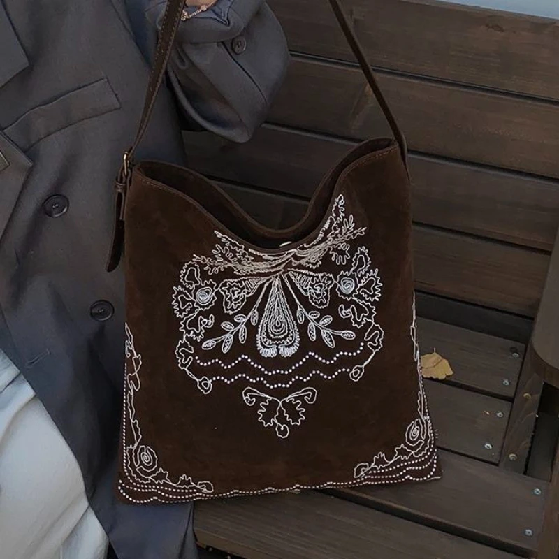 

Autumn Winter Super Fire Ethnic Style Tote Bag 2026 New Big-capacity Shoulder Pack Niche Foreign Style Package Women Armpit Bags