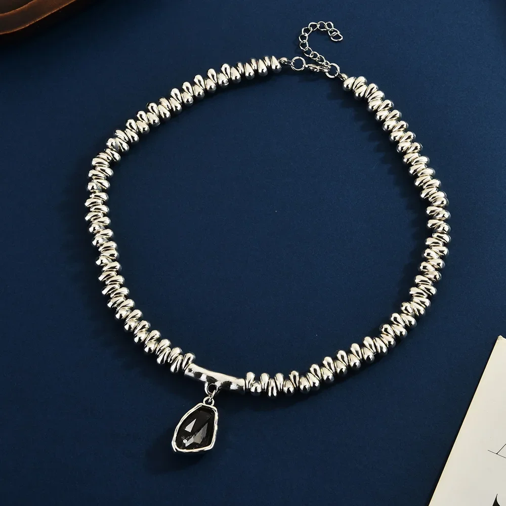 القلادة المقطوعة بالسلسلة عبارة عن قلادة مجوهرات عصرية وأنيقة